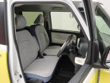 手荷物の多い女性には嬉しいベンチシート。運転席から助手席への移動も楽ちんですよ。