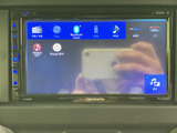 FM・AMやディスク、Bluetooth、USB、iPod、AUXなど選べる音源が画面に表示されています。項目を見ながら使いたい音源を選びやすく、通勤やお出かけの時間を快適に楽しめます。