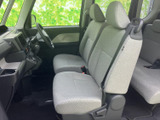 運転席からの視界は広く、運転操作もスムーズに行えます。シートの素材も肌触りが良く、快適なドライブをサポートします。