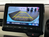 リバースギアに入れるだけで後方の表示へ切り替わります。夜間や雨の日の駐車も楽になりますよ。