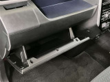 助手席側には小物の収納に便利なダンパー付きグローブボックスが装備されているので車内の整理にもとっても便利です♪