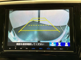 リバースギアに入れるだけで後方の表示へ切り替わります。夜間や雨の日の駐車も楽になりますよ。