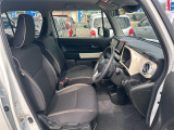 女性の方ももちろんですが、運転席側、助手席側の足元スペースが広いので男性の方が運転しても窮屈になりにくいですよ!