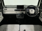 【インパネ】運転のしやすさを最優先に設計された見晴らしの良いフロントビュー。車両間隔が掴みやすく狭い道でも安心♪「安全」と「品質」を最優先に、安心してお乗りいただけるクルマを提供いたします。