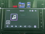 Bluetoothオーディオの画面では、再生や曲送りなどの表示をひと目で確認できます。音楽を楽しみたいときにも、画面上で操作項目を探しやすい仕様です。