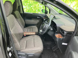 前席は座面と背もたれにゆとりを感じる形状で、運転席からの前方視界も広く取られています。落ち着いた色味のシートとすっきりした足元で、毎日の移動も過ごしやすい室内です。