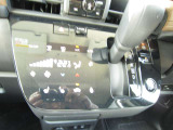 オートエアコンは、設定した温度に合わせて車内の温度を自動調整。快適な室内環境を保ちやすくします。