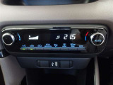オートエアコンです。車内を設定温度に保ち、快適空間をキープします。