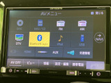 ディスクやラジオ、Bluetooth Audio、USBなど複数の音源が画面に並び、使いたい項目を選びやすい構成です。普段の移動やお出かけなど、好みに合わせた音楽の楽しみ方が広がります。
