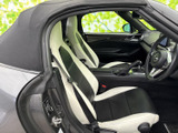 明るい色とブラックを組み合わせたシートが、車内にメリハリを添えています。座面や背もたれの形状にもゆとりが感じられ、運転席まわりの視界も広く確保されています。