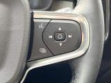 【ステアリングスイッチ】運転中、前方から目線をそらさずにオーディオ等の操作ができるよう、適切に配置されたスイッチ類。安心&快適なドライブを演出してくれる便利な機能です。