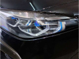 【LEDヘッドライト】先進のLEDテクノロジーを採用。放射される白色光の周波特性は太陽光に近く、バイキセノン・ヘッドライトを上回るコントラストで更に明るく輝きます!