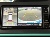 車両後方の映像に加えて上方からの表示も確認でき、駐車時の周囲確認をサポートします。画面には目安線も表示され、車庫入れの際に位置を把握しやすく便利です。