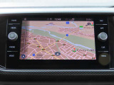 ディスカバーメディア搭載。「VW Connect」というeSIMが内蔵された画期的なシステムです。地図データなど自動で情報を更新することができるのが大きな魅力。なお、CD/DVD・TVは廃止されてます