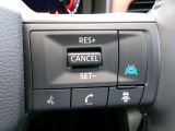 プロパイロット。高速道路の運転で、アクセル、ブレーキ、ステアリングをクルマがアシスト。ドライバーの負担を軽減します。