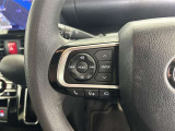 運転中、オーディオの操作をしてて、ハッとしたことはありませんか?ステアリングスイッチは、運転中でもハンドルでオーディオの操作が可能です。安全なドライブをサポートします。