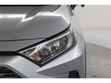 【LEDヘッドライト】装着車です! 夜間の暗い道でも、白く明るく前方を照らしてくれるので、安心して運転が出来そうですね♪