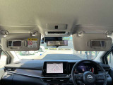 サンバイザーにはバニティミラー付きで車内でもお化粧直しできます