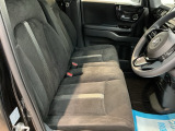 ベンチシートは、運転席と助手席の移動もスムーズ! 狭い駐車場での乗り降りや、お子様の乗り降りにも便利です。