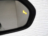 隣車線を走る車両をレーダーで検知し、ドアミラーでは確認しにくい後側方エリアに存在する車両に加え、急接近してくる車両も検知します。車両を検知するとドアミラーに搭載されたLEDインジケーターが点灯します。