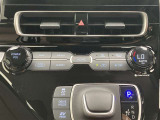 オートエアコンは温度を設定するだけで、自動で風量などを設定してくれます。運転しながら操作も必要ないので、安全性も向上します。