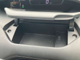 運転席前にもインストアッパーボックスを装備。USB電源ソケット付きです。
