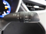オートマチックハイビームとは、先行車や対向車のライトを認識し、ハイビームとロービームを自動で切り替える機能です。夜道の視界を確保します。詳細は販売店スタッフまでおたずねください。