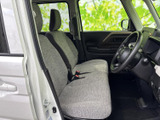 明るい色合いのシートが並び、座ったときに前方を見渡しやすい運転席まわりです。ドアを開けた際も室内の様子を確認しやすく、落ち着いた色調の内装とあわせて、毎日の乗り降りにも馴染みます。