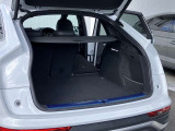 開口部が低く設定されているので、荷物の積み下ろしがスムーズに行えます。更に分割可倒式リアシートの採用でシートのバックレストを倒すと、大きく長い荷物も積み込めます。