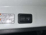 電動式バックドアです。 荷物を持ったままでもボタン一つで自動的に開け閉めできるので便利ですよ。 挟み込み防止機能も付いていますのでお子様の手や荷物を挟み込むのを防いでくれますよ。