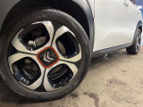 ●純正17インチアルミホイール:輸入車ならではの卓越した走りを支えるホイールと足回りです!日本車の走りに慣れている方にもぜひ体感して頂きたいほど、高いレベルでまとまっています!