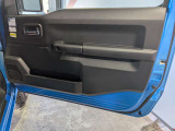 パワーウィンドウのスイッチですよ。運転席に居ながら窓を開け閉めのコントロールできます。