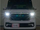 LEDヘッドライト(オートハイビーム機能付)が搭載されており、遠くまで明るく均一に照らし、高速道路等での安心感が向上しております。