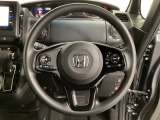 ハンドルにHondaセンシング系のクルーズコントロールやレーンキープアシストなどのスイッチと、オーディオの操作スイッチが装備されています。ハンドルから手を離さず安全に操作できます。