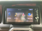 画面には電話やオーディオ、目的地、情報設定の項目が並び、用途を選びやすい構成です。タッチ画面と周囲のボタン類で必要な項目を確認でき、日常の移動中にも扱いやすい配置です。
