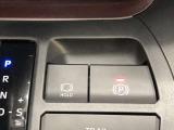 HOLD機能付きの電動パーキングブレーキ。HOLD機能を使用すると、信号待ちなどでフットブレーキから足を放しても、車は動かずそのまま停車してくれます。ドライブなど足が疲れた時には便利な機能です。
