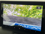 後方の様子を画面で確認でき、駐車や切り返しの際に周囲への注意を促してくれます。目視で車両周辺も確かめながら、狭い場所での駐車を落ち着いて行える装備です。