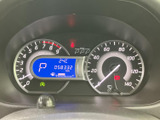 速度やエンジン回転数、シフト位置などの情報がまとまって表示され、運転中に必要な項目を確認しやすい配置です。走行状況を把握するための日常的な確認に役立ちます。