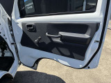 乗り降りで多く使用する運転席席ドアですが、目立った傷や汚れもなく綺麗です!