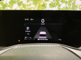 速度やシフト位置などを画面上で確認でき、必要な情報を運転席から把握しやすい表示です。車両周辺を示す表示もあり、発進前の確認にも役立ちます。