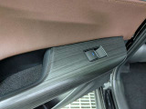 パワーウィンドウのスイッチですよ。運転席に居ながら窓を開け閉めのコントロールできます。