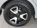 純正15インチフルホイールキャップでスタイルバッチリ!185/65R15タイヤです
