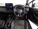 革巻きステアリングで快適な操作性の運転席です。