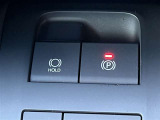 スイッチひとつで簡単に作動・解除ができる「電子パーキングブレーキ」を搭載しています。さらに、信号待ちなどでブレーキを踏み続けなくても停止状態をキープしてくれる「オートブレーキホールド機能」も備えてます