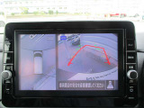 アラウンドビューモニター。上空から見下ろしているかのような映像を映し出して、スムースな駐車をアシストします。