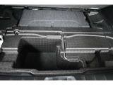 サブトランク付ですので洗車道具や工具の収納に便利です。