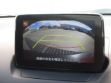 後方画像をクリアに映し出すリヤビューモニター!ガイドラインで距離感や車幅が掴みやすく、バック駐車や狭い場所での取り回しもスムーズに行えます。毎日の駐車を安全に支える頼もしい機能です。