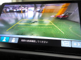 バックカメラの画像です。ガイドラインがスムースな車庫入れをサポートいたします。車庫入れの安心感がアップしますね。