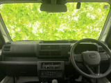 運転席からフロントガラス越しに広く前方を見渡せる、すっきりとした運転環境です。シートやダッシュボードは落ち着いた色合いでまとめられ、座った際にも各部を見渡しやすい配置になっています。