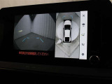 車両を上から見たような映像をナビ画面に表示するパノラミックビューモニター(床下透過表示機能付)搭載。運転席からの目視だけでは見にくい、車両周辺の状況をリアルタイムで確認できます。